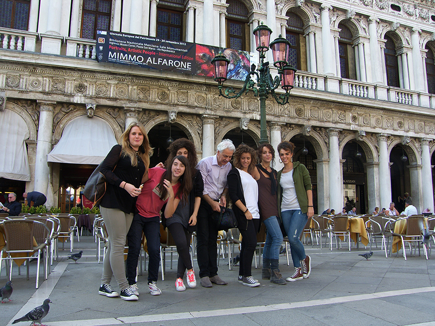 Mimmo-Alfarone-con-i-suoi-studenti-davanti-alla-Biblioteca-Nazionale-Marciana-Venezia